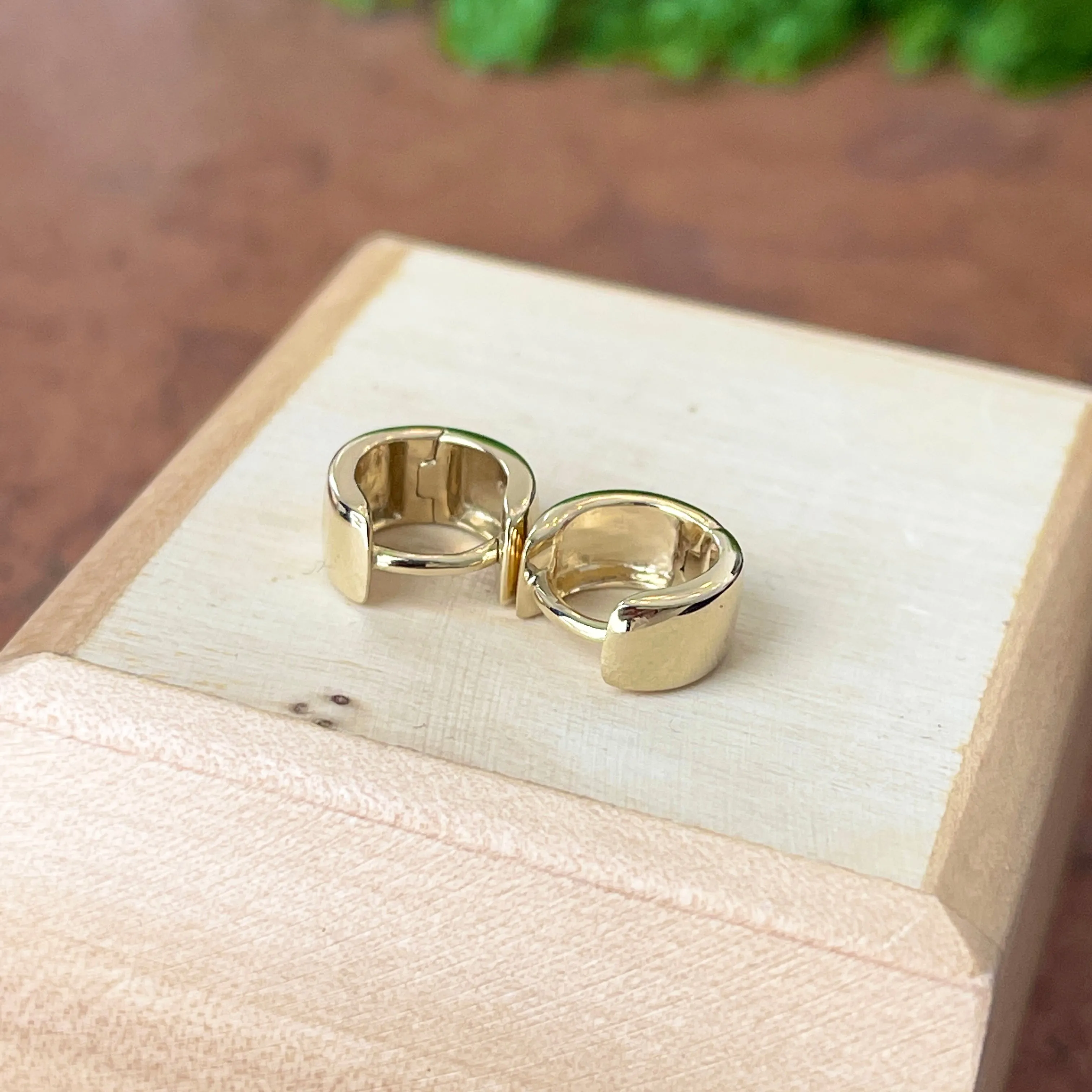 14KT Yellow Gold Hinged Huggie Hoop Earrings 7mm