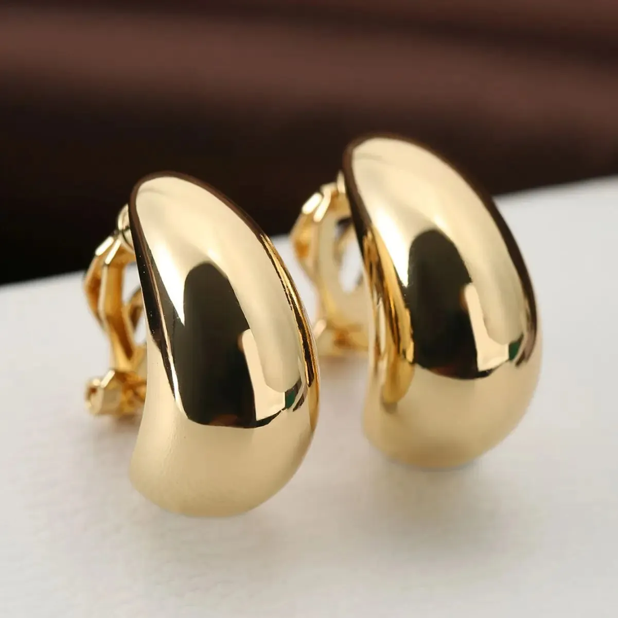 French Light Luxury Droplet shaped Ear Clip with No Ear Holes, High Grade, Simple and Smooth Female Earrings
