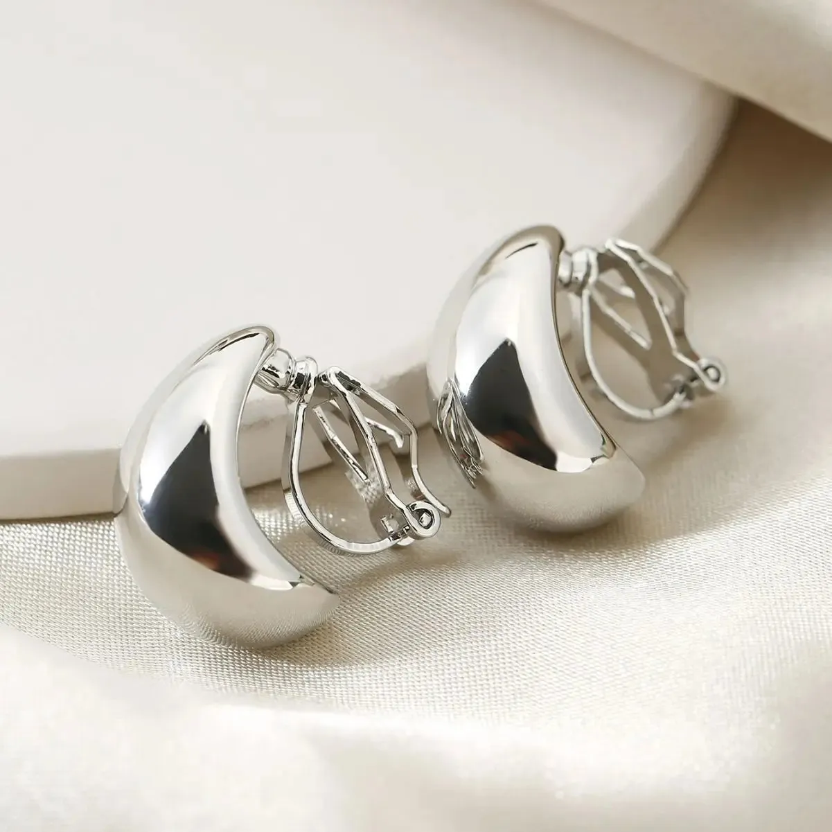 French Light Luxury Droplet shaped Ear Clip with No Ear Holes, High Grade, Simple and Smooth Female Earrings