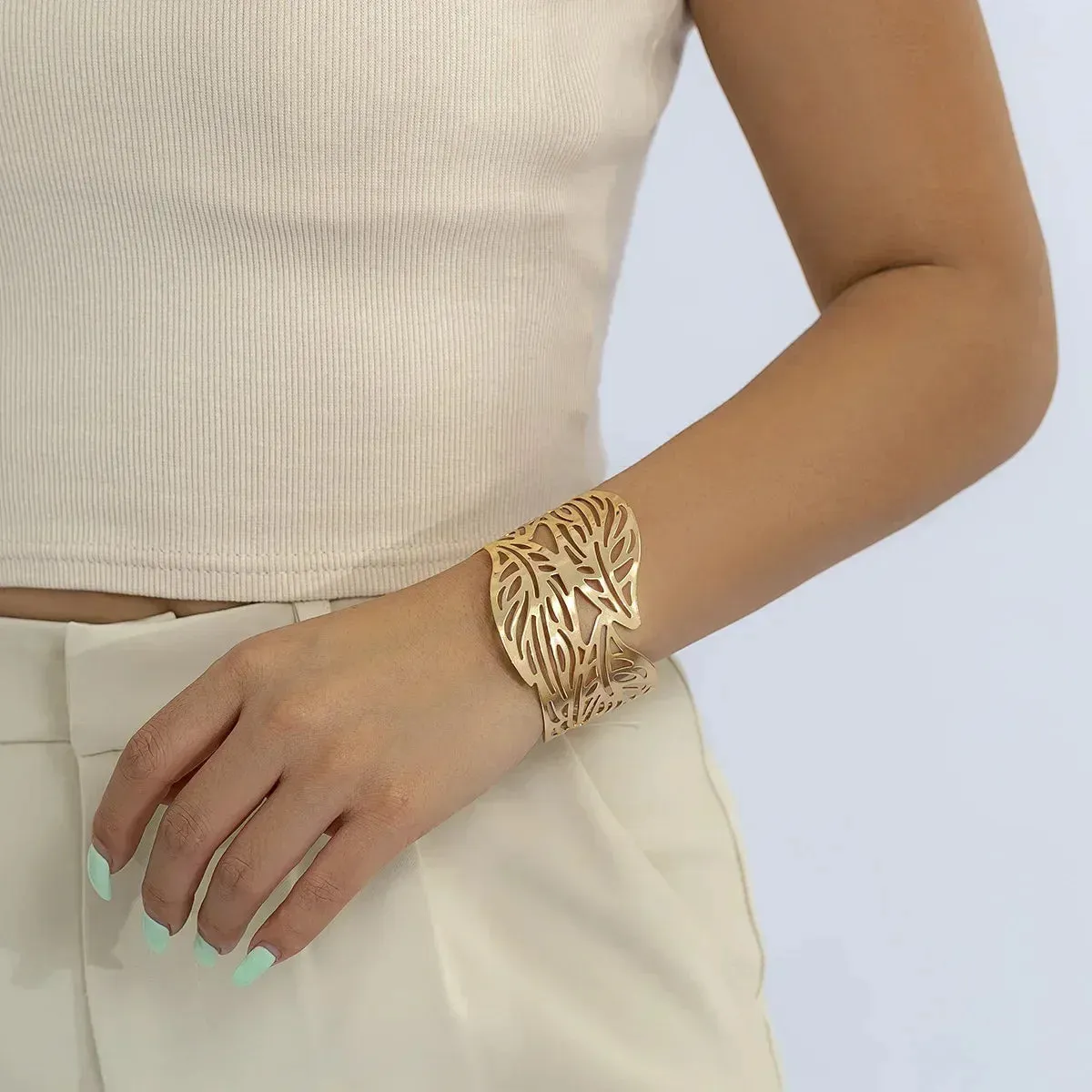 French Simple Design Open Smooth Bracelet Small Vintage Hollow Out Leaf Charm Bracelet for Women Jewelry