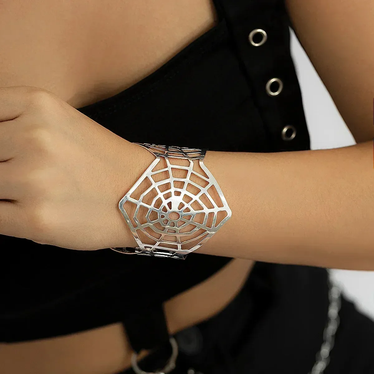 French Simple Design Open Smooth Bracelet Small Vintage Hollow Out Leaf Charm Bracelet for Women Jewelry