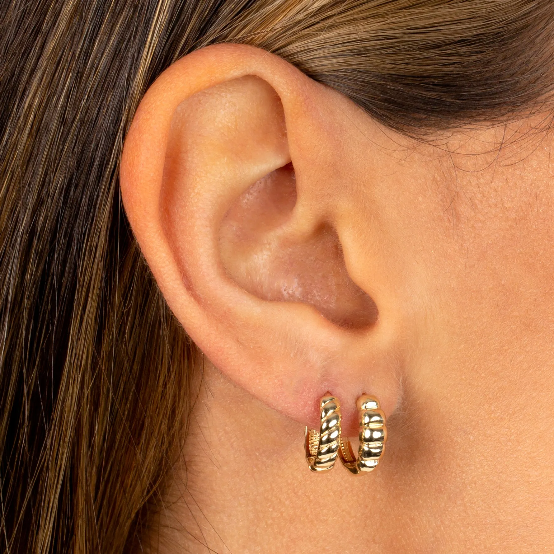Ribbed Huggie Earring 14K