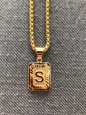 Rise Initial Pendant Necklace (Gold)